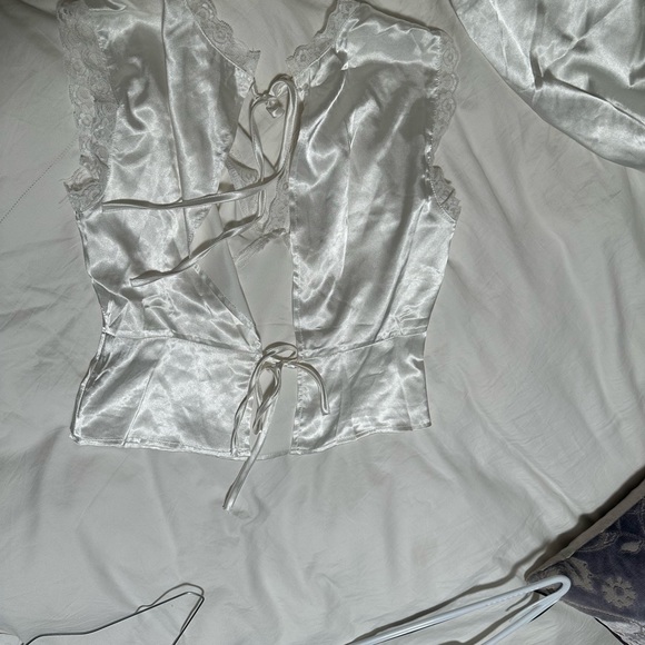 Satin white skirt and top set - Picture 4 of 5